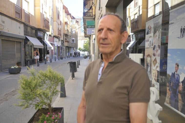 El maestro de escuela jubilado que devuelve el teatro a un pueblo de Granada